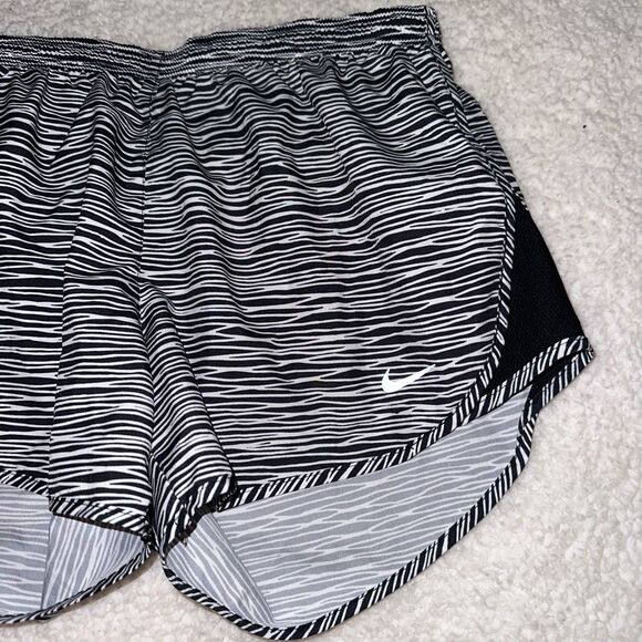 Nike Women’s Drifit Black White Zebra Striped Running Shorts Small EUC - Picture 2 of 5